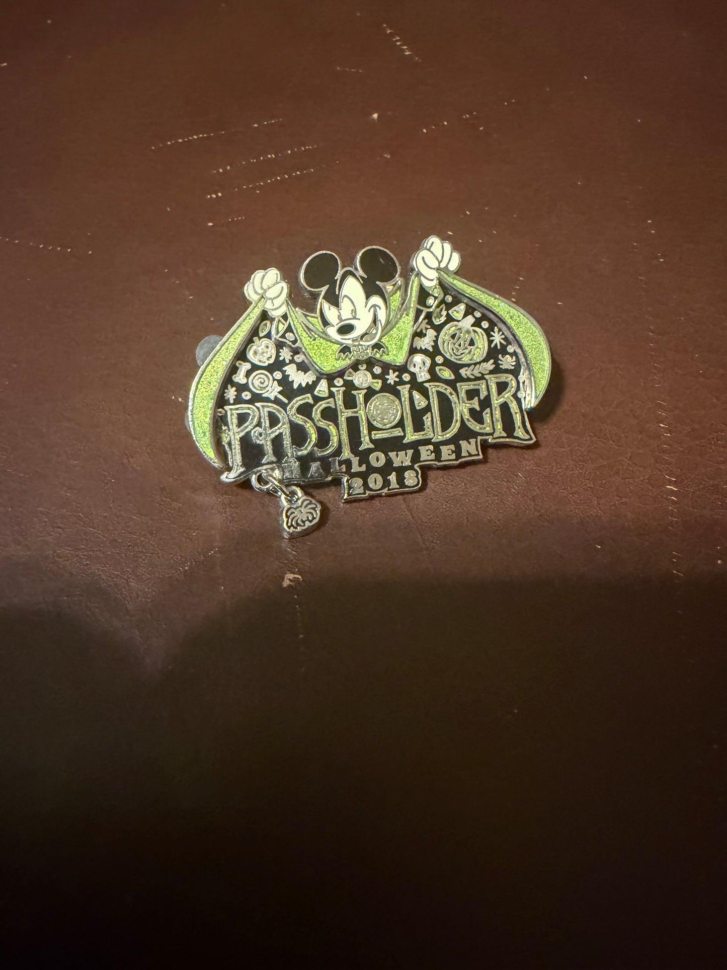 WDW Passholder Exclusive Happy Halloween 2018 Vampire Mickey LE Disney Pin Rare Used